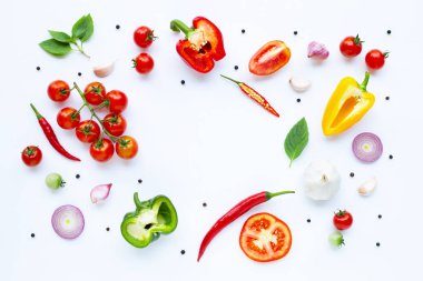 Beyaz arka planda çeşitli taze sebzeler ve otlar. Sağlıklı 