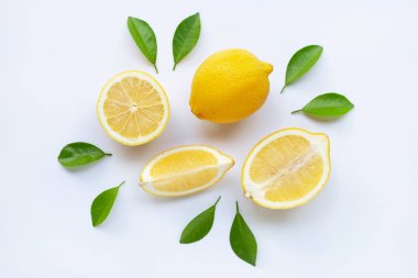 Limon ve dilimleri üzerinde beyaz izole yaprakları ile.