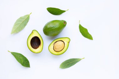 beyaz arkaplanda avokado.