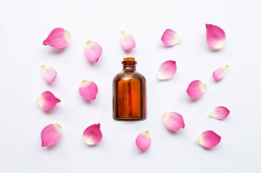 Lotus önemli petrol beyaz arka plan üzerinde lotus yaprakları ile.