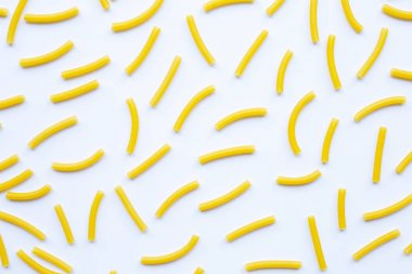 Beyaz arka planda pişmiş olmayan makarna.