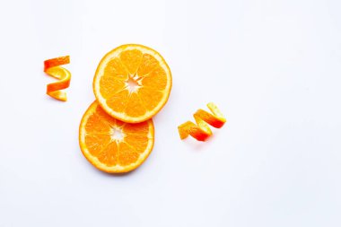 Beyaz üzerinde taze portakal narenciye meyveleri.  