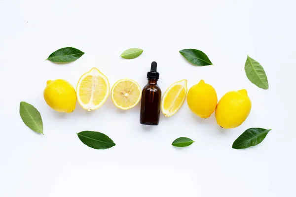 Lemon segar dengan lemon minyak esensial pada latar belakang putih . — Stok Foto