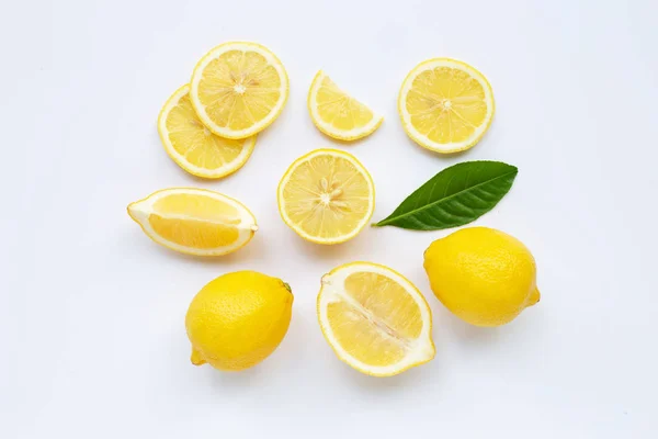 Limón y rodajas con hojas aisladas sobre blanco . — Foto de Stock