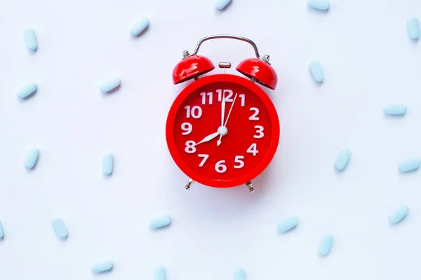 Reloj despertador rojo con "PrEP". utilizado para prevenir el VIH . — Foto de Stock