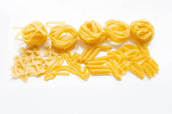 Diferentes tipos de pasta seca en blanco . — Foto de Stock