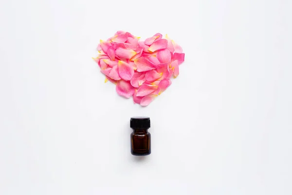 Бутылка эфирного масла розы для ароматерапии на белом — стоковое фото