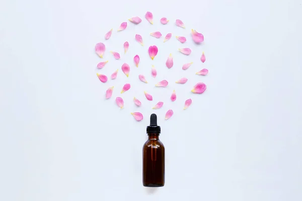 Fles Rose etherische olie voor aromatherapie op wit — Stockfoto