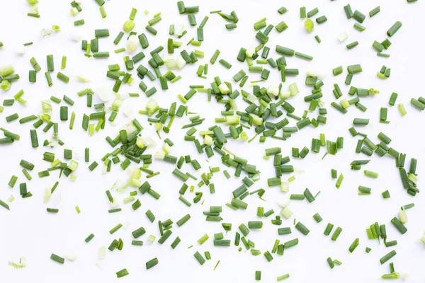 Grüne Zwiebeln isoliert auf weiß — Stockfoto