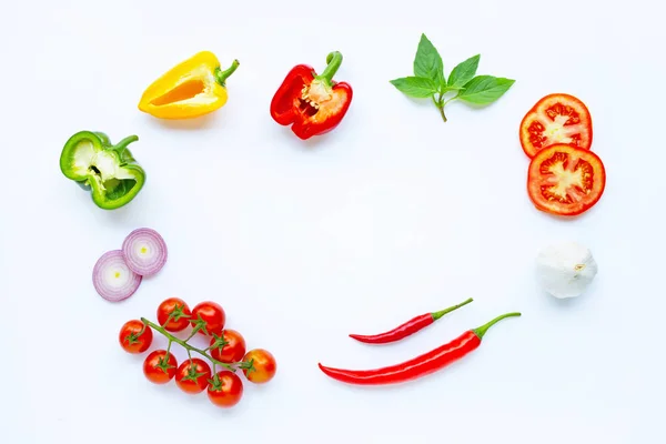 Divers légumes frais et herbes sur fond blanc. Santé — Photo