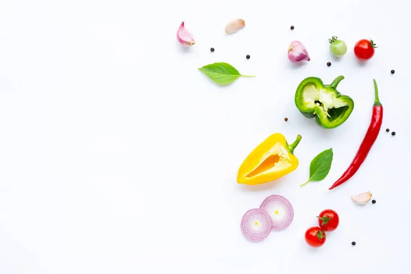 Varias verduras frescas y hierbas en blanco. Conc alimentación saludable — Foto de Stock