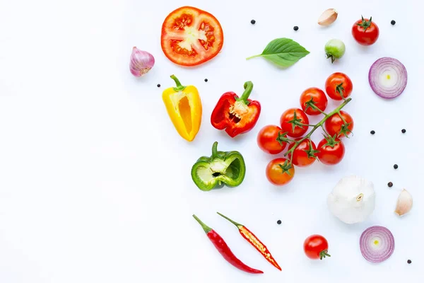 Διάφορα φρέσκα λαχανικά και μυρωδικά σε λευκό. Υγιείς διατροφικές conc — Φωτογραφία Αρχείου