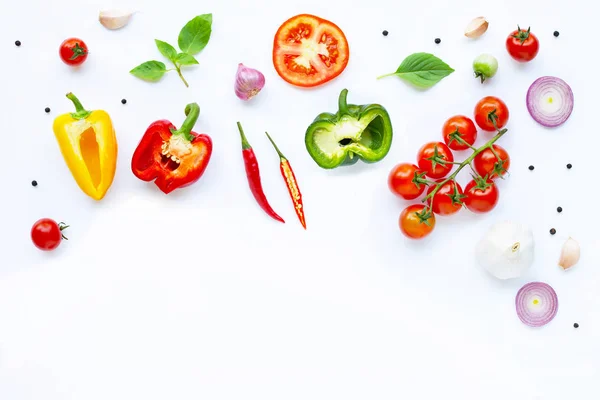 Vários verduras frescas e ervas no branco. Alimentação saudável conc — Fotografia de Stock