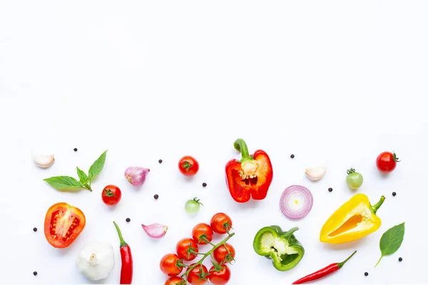 Çeşitli taze sebze ve otlar üzerinde beyaz. Sağlıklı beslenme konsantrasyon
