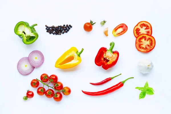 Varias verduras frescas y hierbas sobre fondo blanco. Saludable — Foto de Stock