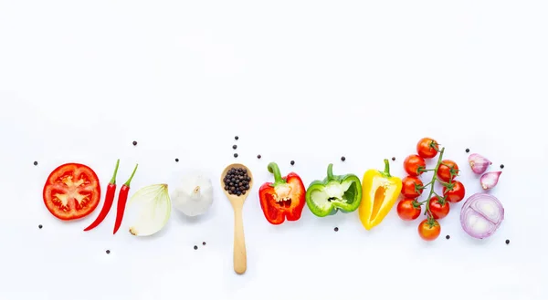 Varias verduras frescas y hierbas en blanco. Conc alimentación saludable — Foto de Stock