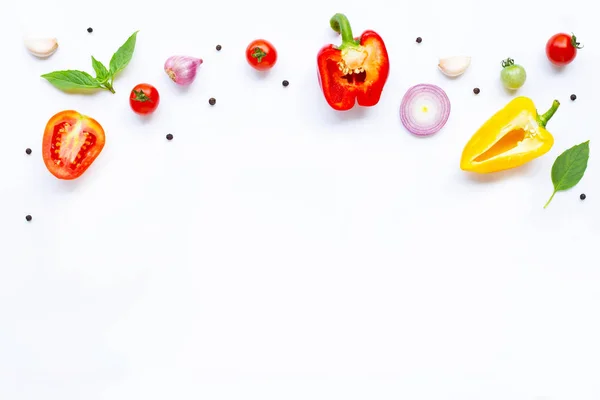 Vários verduras frescas e ervas no branco. Alimentação saudável conc — Fotografia de Stock