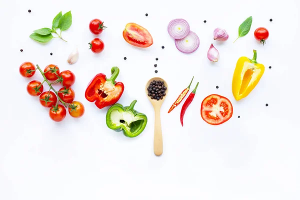 Varias verduras frescas y hierbas sobre fondo blanco. Saludable — Foto de Stock