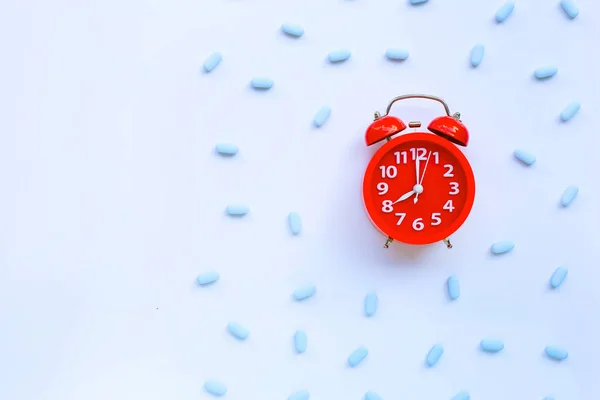 Hiv を防ぐために使用される「準備」と赤い目覚まし時計リング. — ストック写真
