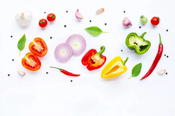 Varias verduras frescas y hierbas sobre fondo blanco. Saludable Imagen De Stock