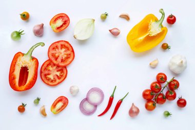 Beyaz arka planda çeşitli taze sebzeler ve otlar. Sağlıklı 