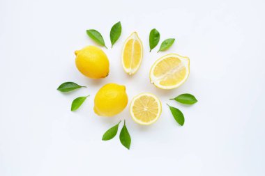 Limon ve dilimleri üzerinde beyaz izole yaprakları ile.