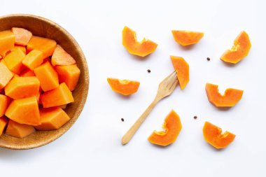 Beyaz arka planda papaya meyvesi