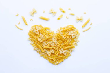 Beyaz üzerinde kuru makarna farklı türleri.