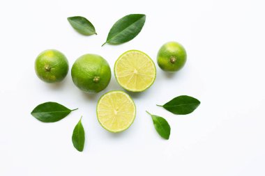 Beyaz yeşil yaprakları ile olgun limes.