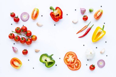 Beyaz arka planda çeşitli taze sebzeler ve otlar. Sağlıklı 