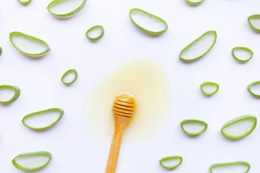  Beyaz üzerinde bal ve Aloe Vera dilimleri 