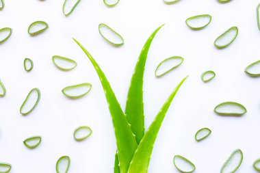 Aloe Vera dilimler beyaz arka plan üzerinde.
