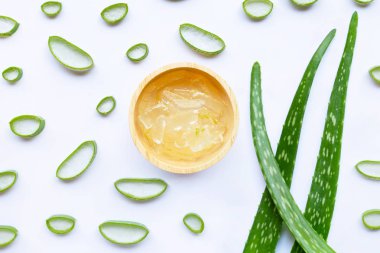 Aloe vera dilimleri ile aloe vera jel beyaz ahşap kase 