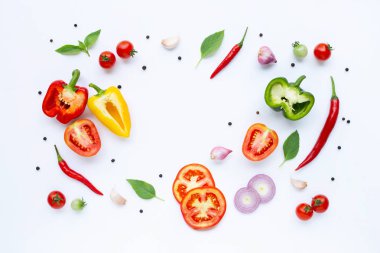 Beyaz arka planda çeşitli taze sebzeler ve otlar. Sağlıklı 