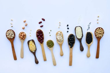 Karışık fasulye, üzerinde beyaz izole farklı baklagiller.