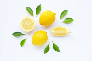 Limon ve dilimleri üzerinde beyaz izole yaprakları ile.