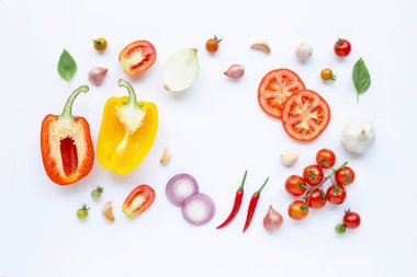 Beyaz arka planda çeşitli taze sebzeler ve otlar. Sağlıklı 