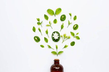 Yasemin çiçeği ve Beyaz yaprakları ile uçucu yağ şişe.