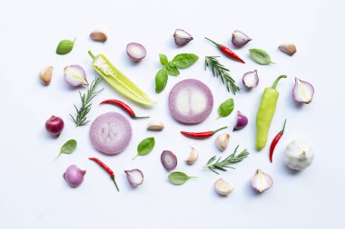 Beyaz arka planda çeşitli taze sebzeler ve otlar. Sağlıklı 
