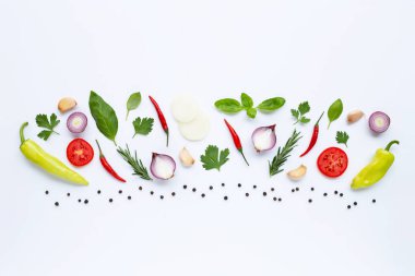 Beyaz arka planda çeşitli taze sebzeler ve otlar. Sağlıklı 