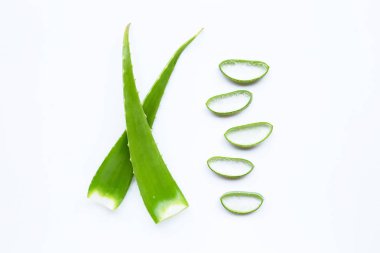 Aloe Vera beyaz dilimleri ile yaprakları