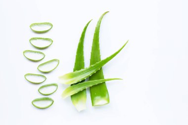 Aloe Vera beyaz dilimleri ile yaprakları