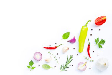 Beyaz arka planda çeşitli taze sebzeler ve otlar. Sağlıklı 