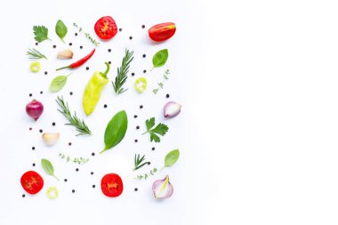 Beyaz arka planda çeşitli taze sebzeler ve otlar. Sağlıklı 