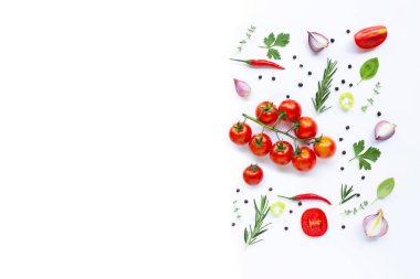 Beyaz arka planda çeşitli taze sebzeler ve otlar. Sağlıklı 