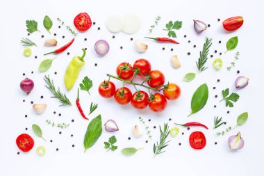 Beyaz arka planda çeşitli taze sebzeler ve otlar. Sağlıklı 
