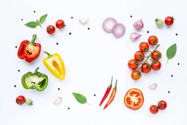 Varias verduras frescas y hierbas sobre fondo blanco. Saludable — Foto de Stock