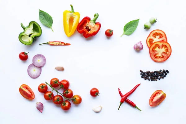 Varias verduras frescas y hierbas sobre fondo blanco. Saludable — Foto de Stock