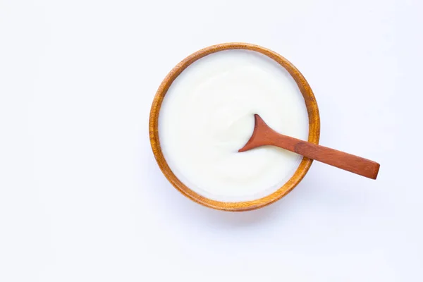 Weißer Joghurt in Holzschale auf weiss — Stockfoto
