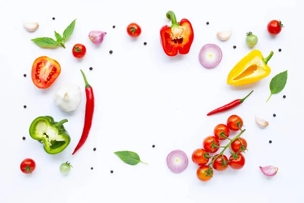 Varias verduras frescas y hierbas sobre fondo blanco. Saludable — Foto de Stock